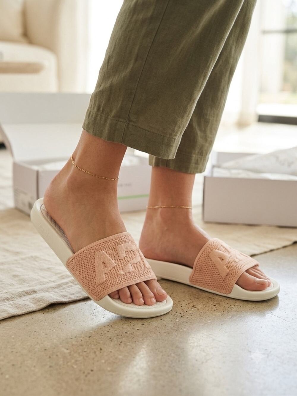 New Women’s APL Iconic ivory blush slides sandals techloom sz 6